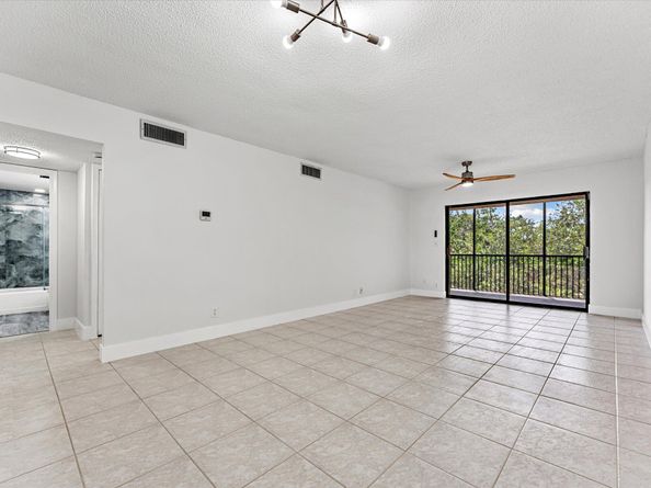 200 W Jacaranda Country Club Drive 3c, Plantation FL 33324