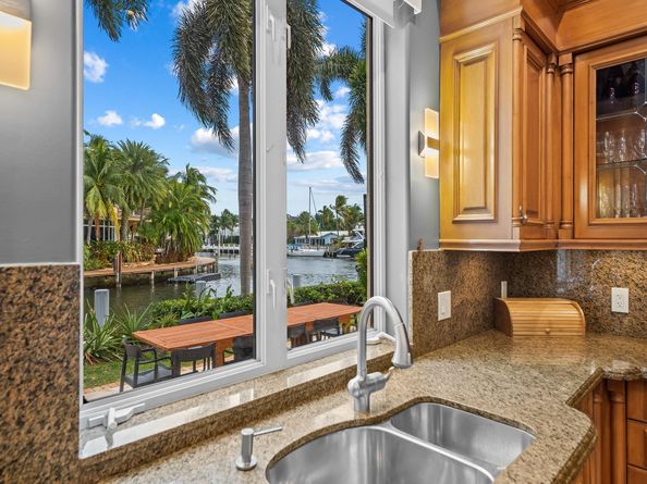 3700 NE 28th Ave, Lighthouse Point FL 33064