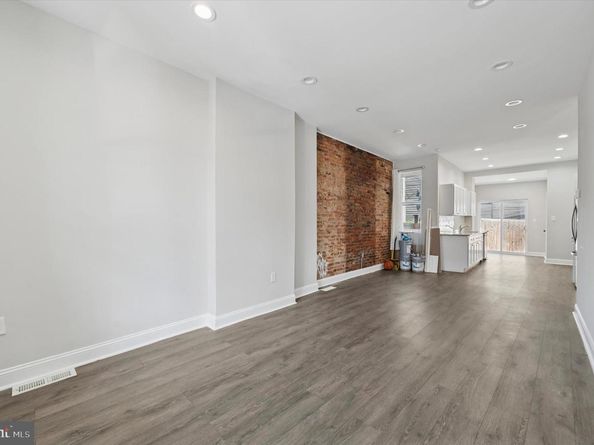 2835 W Montgomery Avenue, Philadelphia PA 19121