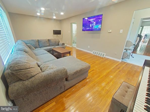 614 E Gorgas Lane, Philadelphia PA 19119