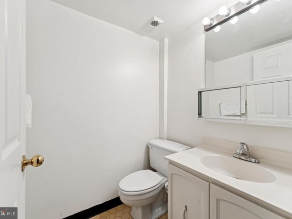3800 Powell Lane 519, Falls Church VA 22041
