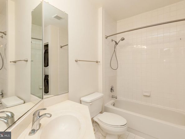 2204 Westcourt Lane 201, Herndon VA 20170