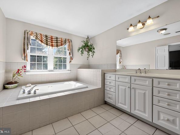 222 Hillsboro Mills Lane, Wallingford PA 19086