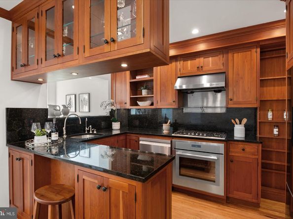 1955 39TH Street NW, Washington DC 20007