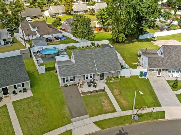 57 Island Road, Levittown PA 19057