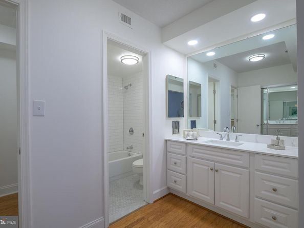 1016 S Wayne Street S 604, Arlington VA 22204