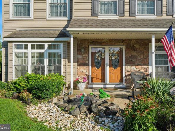 2446 New Market Sq S, Bensalem PA 19020