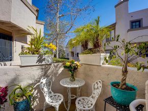 8490 Via Sonoma 11, La Jolla CA 92037