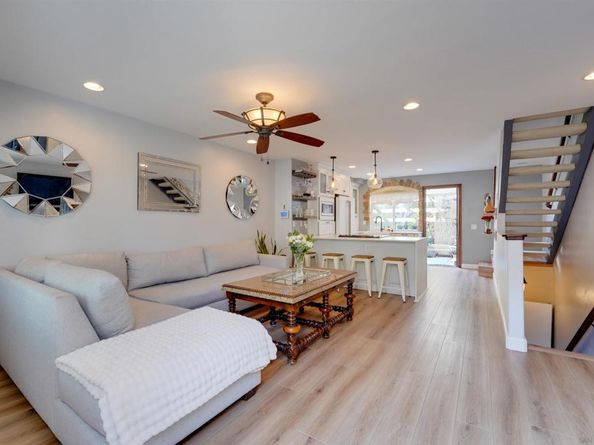 8490 Via Sonoma 11, La Jolla CA 92037