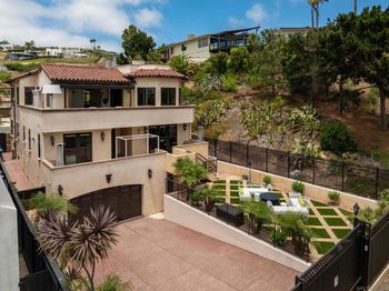1045 Van Nuys St