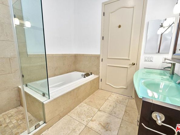 5050 Maplewood Avenue 206, Los Angeles CA 90004