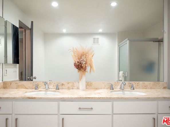 7259 Hillside Avenue 202, Los Angeles CA 90046