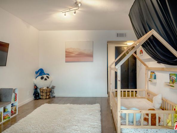 7259 Hillside Avenue 202, Los Angeles CA 90046