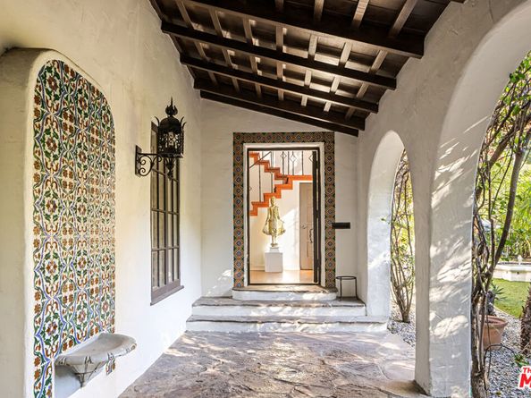 1135 Sunset Vale Avenue, West Hollywood CA 90069