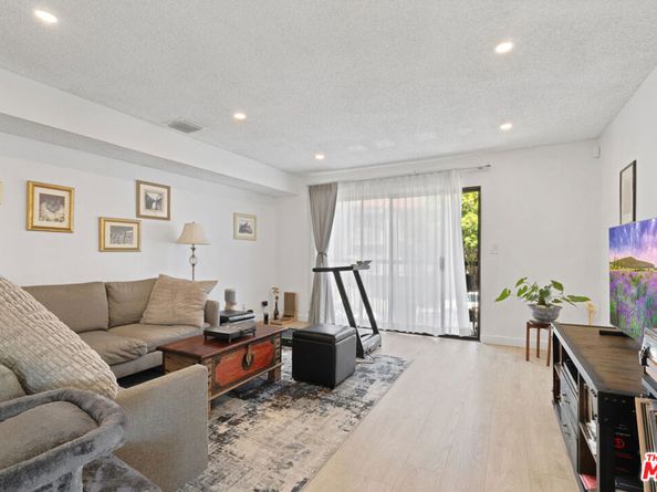 10916 Huston Street 102, North Hollywood CA 91601