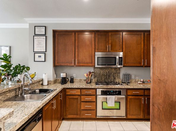 21301 Erwin Street 408, Woodland Hills CA 91367