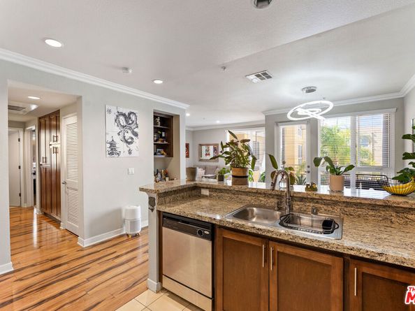 21301 Erwin Street 408, Woodland Hills CA 91367