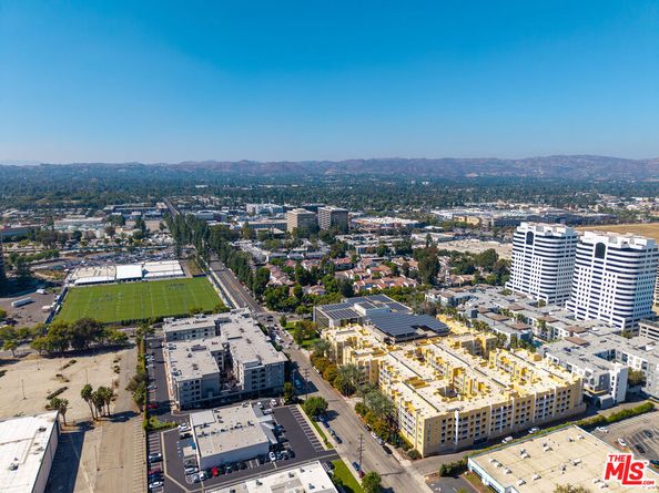 21301 Erwin Street 408, Woodland Hills CA 91367
