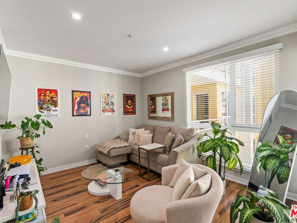 21301 Erwin Street 408, Woodland Hills CA 91367