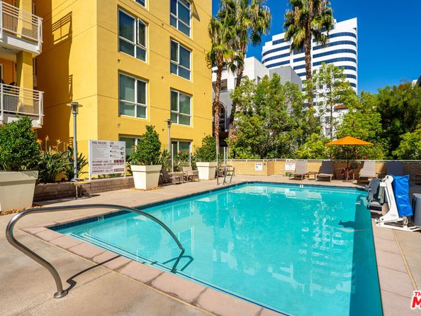 21301 Erwin Street 408, Woodland Hills CA 91367