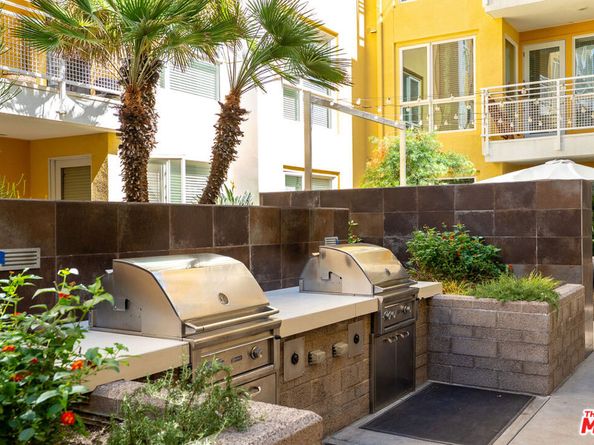 21301 Erwin Street 408, Woodland Hills CA 91367