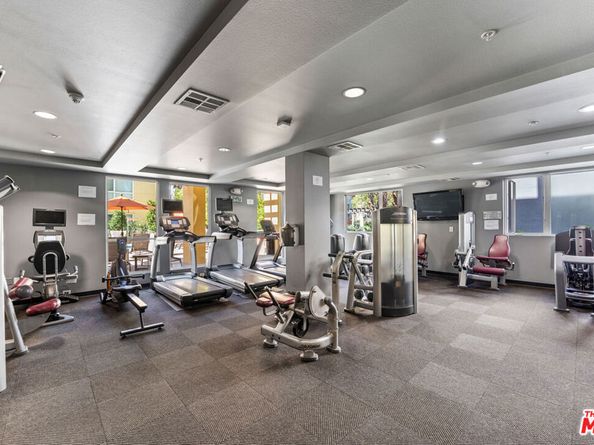 21301 Erwin Street 408, Woodland Hills CA 91367