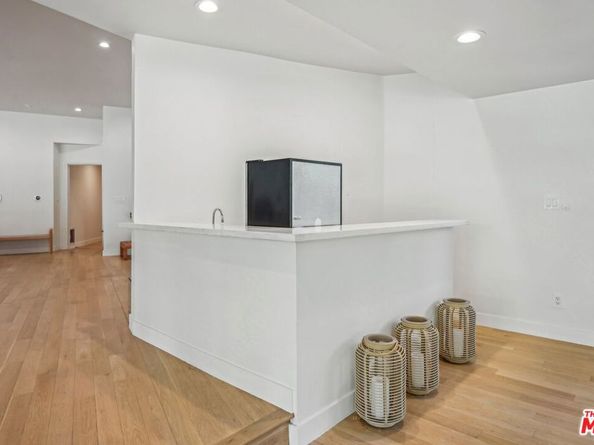 4900 Queen Victoria Road, Woodland Hills CA 91364