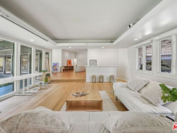 4900 Queen Victoria Road, Woodland Hills CA 91364