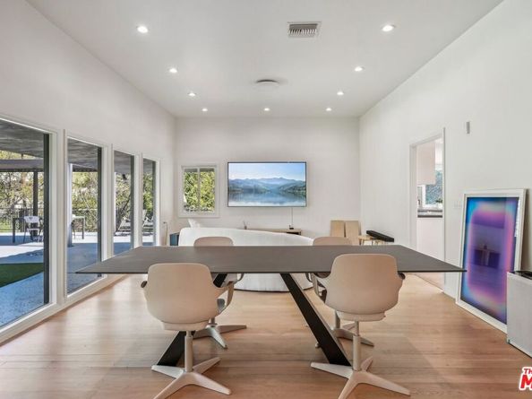 4900 Queen Victoria Road, Woodland Hills CA 91364