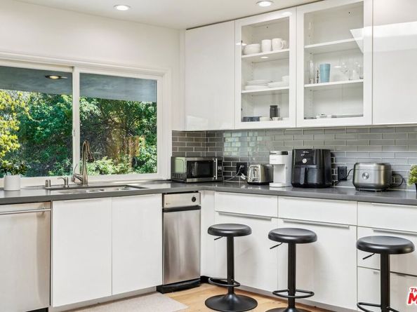 4900 Queen Victoria Road, Woodland Hills CA 91364