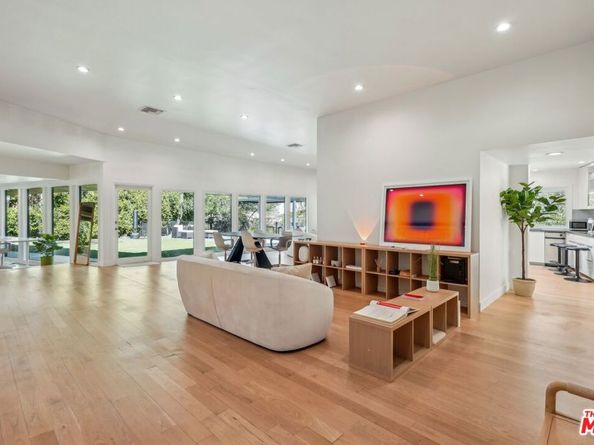 4900 Queen Victoria Road, Woodland Hills CA 91364