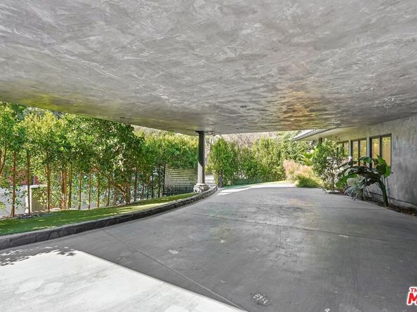 4900 Queen Victoria Road, Woodland Hills CA 91364