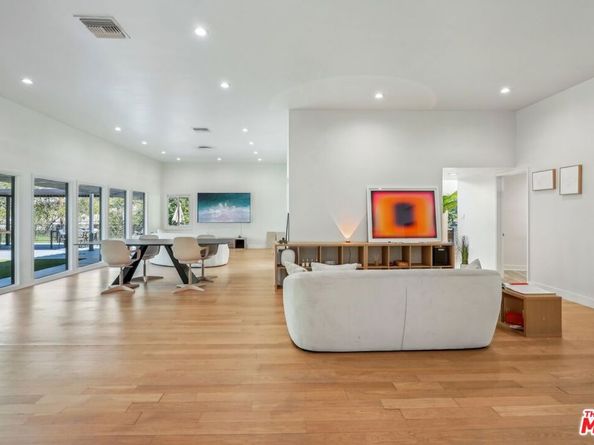 4900 Queen Victoria Road, Woodland Hills CA 91364