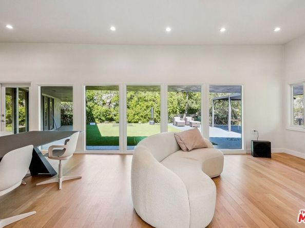 4900 Queen Victoria Road, Woodland Hills CA 91364