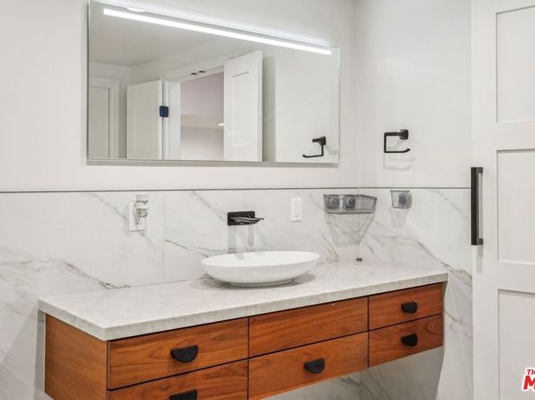 4900 Queen Victoria Road, Woodland Hills CA 91364