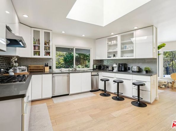 4900 Queen Victoria Road, Woodland Hills CA 91364