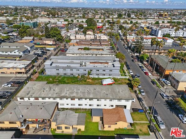 627 W 82nd Street, Los Angeles CA 90044