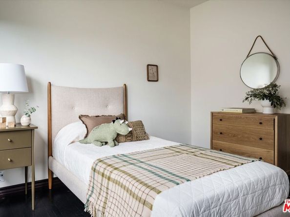 4189 Holly Knoll Drive, Los Angeles CA 90027