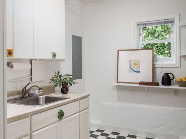 4189 Holly Knoll Drive, Los Angeles CA 90027