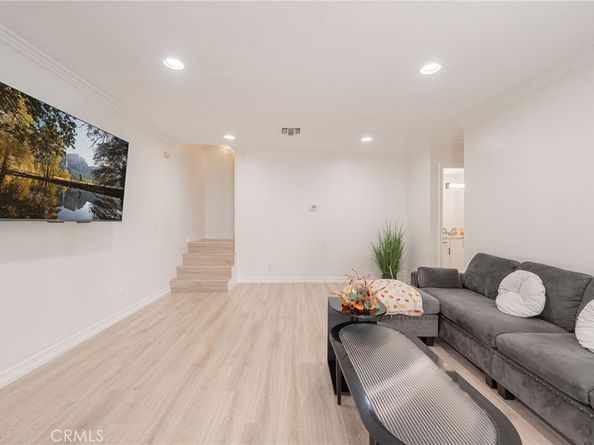 121 Sinclair Avenue 207, Glendale CA 91206