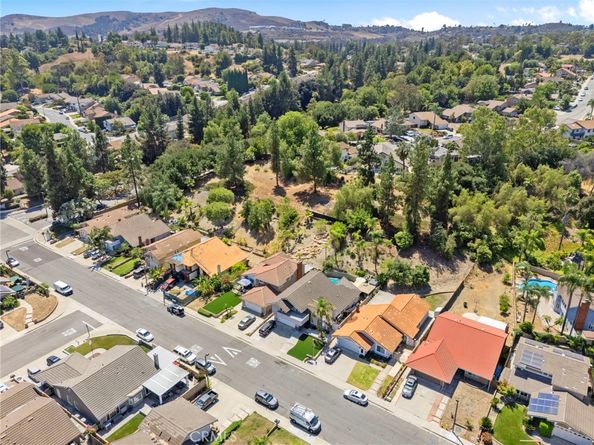 11 Rising Hill Road, Pomona CA 91766