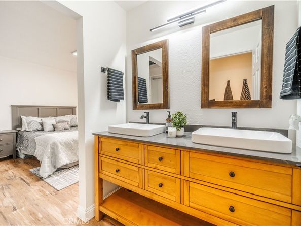 46 Echo Run 16, Irvine CA 92614