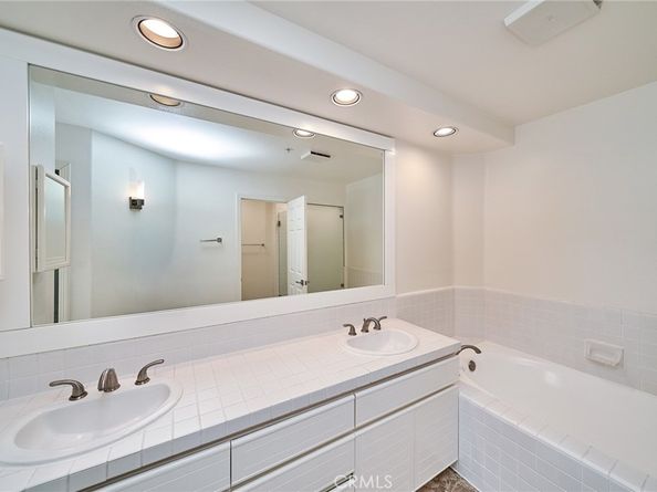 2233 Martin 315, Irvine CA 92612
