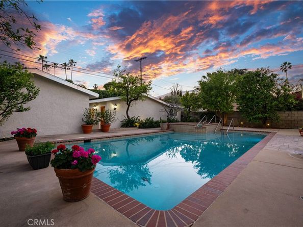 20624 Oxnard Street, Woodland Hills CA 91367