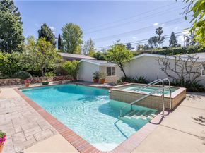 20624 Oxnard Street, Woodland Hills CA 91367