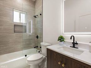 642 E Fairview Boulevard B, Inglewood CA 90302