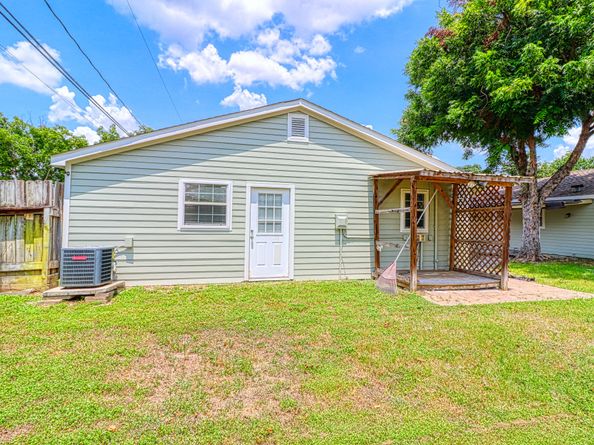 7557 Meadowview Drive, Houston TX 77037