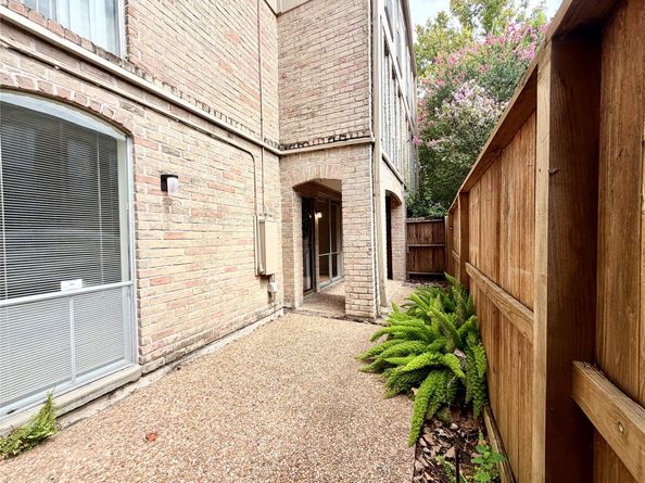 4639 Wild Indigo Street 463, Houston TX 77027