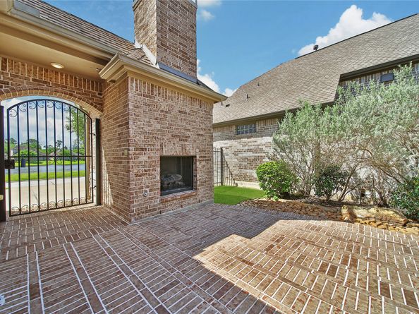 15 S Lochwood Way, Tomball TX 77375