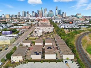 901 Mckinney Park Lane, Houston TX 77003